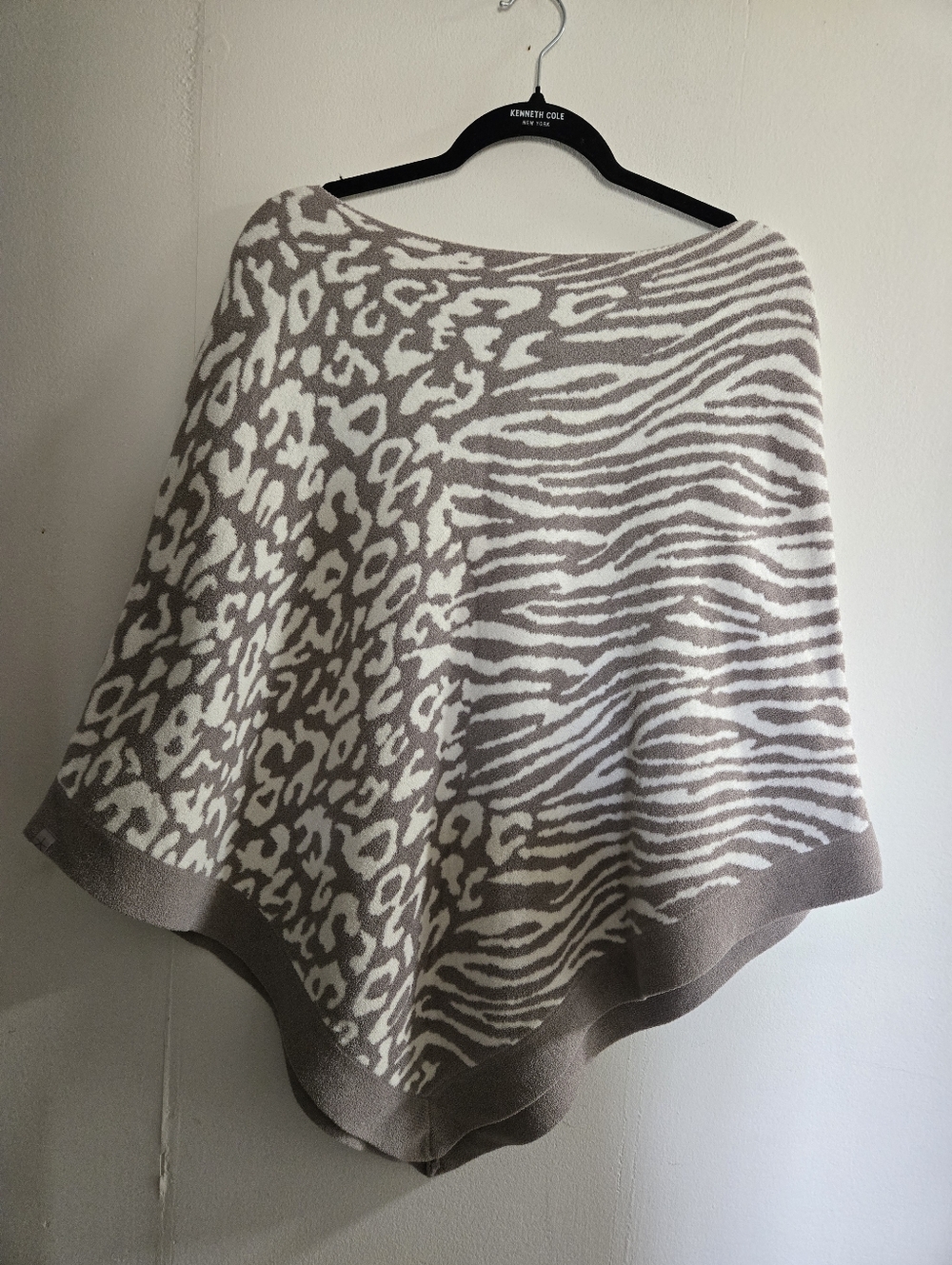 BAREFOOT DREAMS Poncho